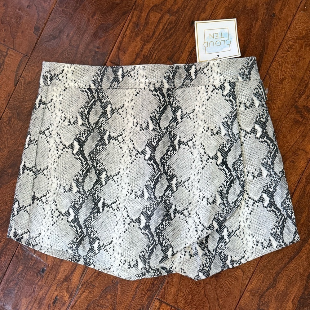 NWT Cloud 10 Snake Print Skort, Size S, Gray/Off White